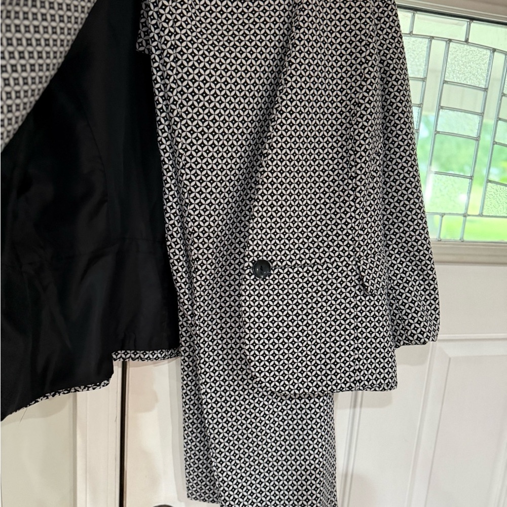 Kasper Black & White Geometric Print suit - Picture 2 of 3
